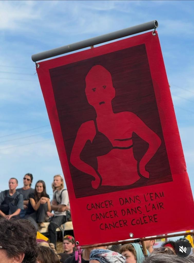 affiche de manifestation "Cancer dans l'eau, cancer dans l'air, cancer colère"